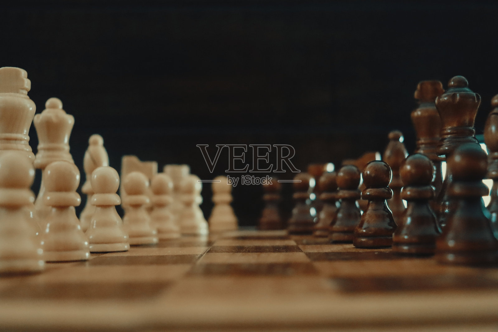 棋盘上木制棋子的特写照片摄影图片