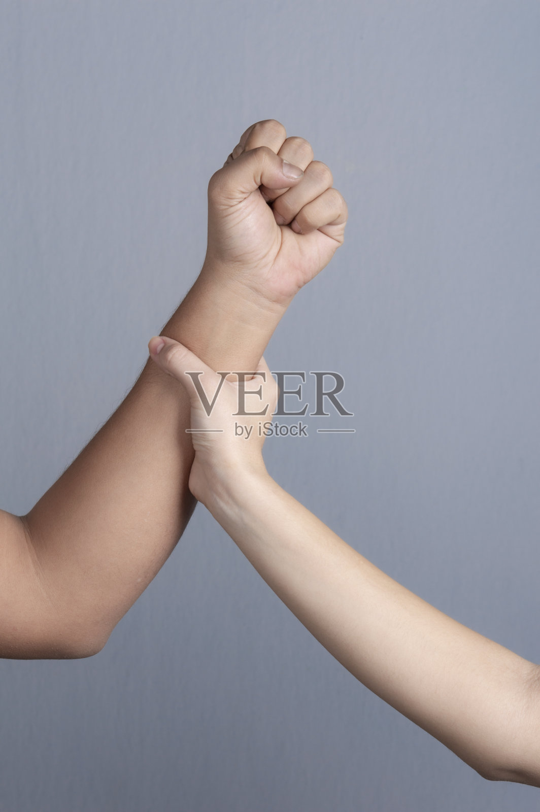 女人用手阻止男人的攻击,孤立的灰色背景照片摄影图片