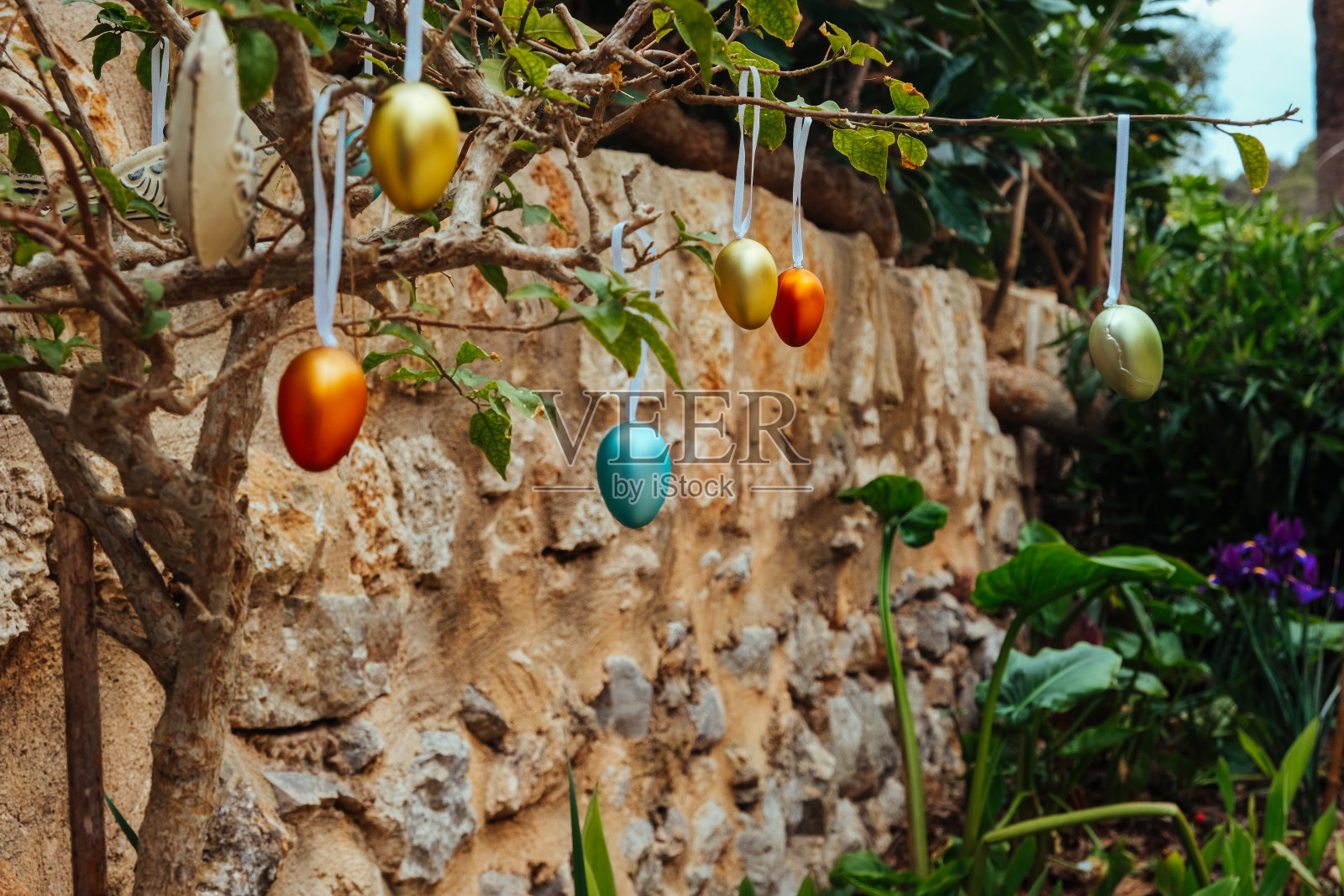 西班牙院子里为复活节装饰有彩蛋的树。照片摄影图片