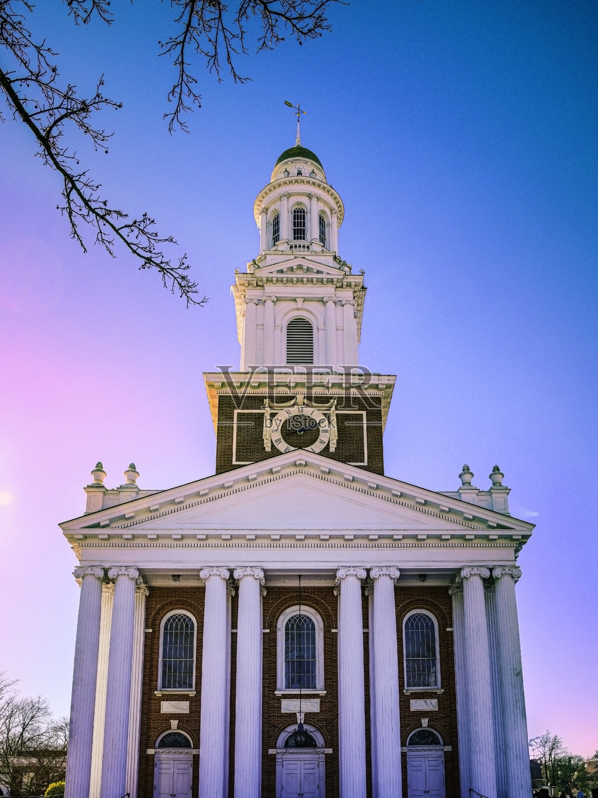 有钟楼的教堂上的日出照片摄影图片