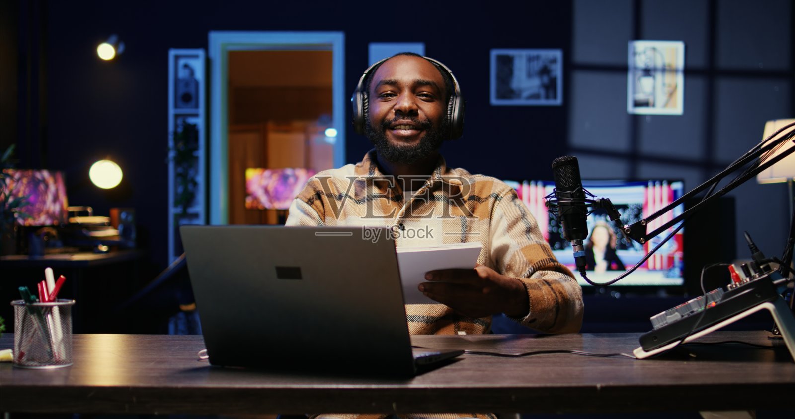 视频博主戴上耳机,和社交媒体粉丝聊天照片摄影图片