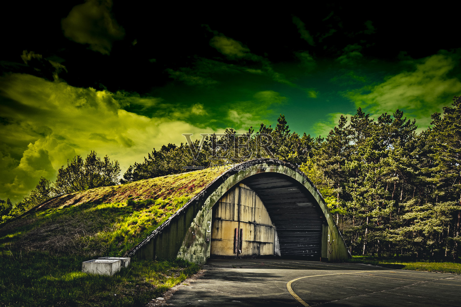废弃的军用机场照片摄影图片
