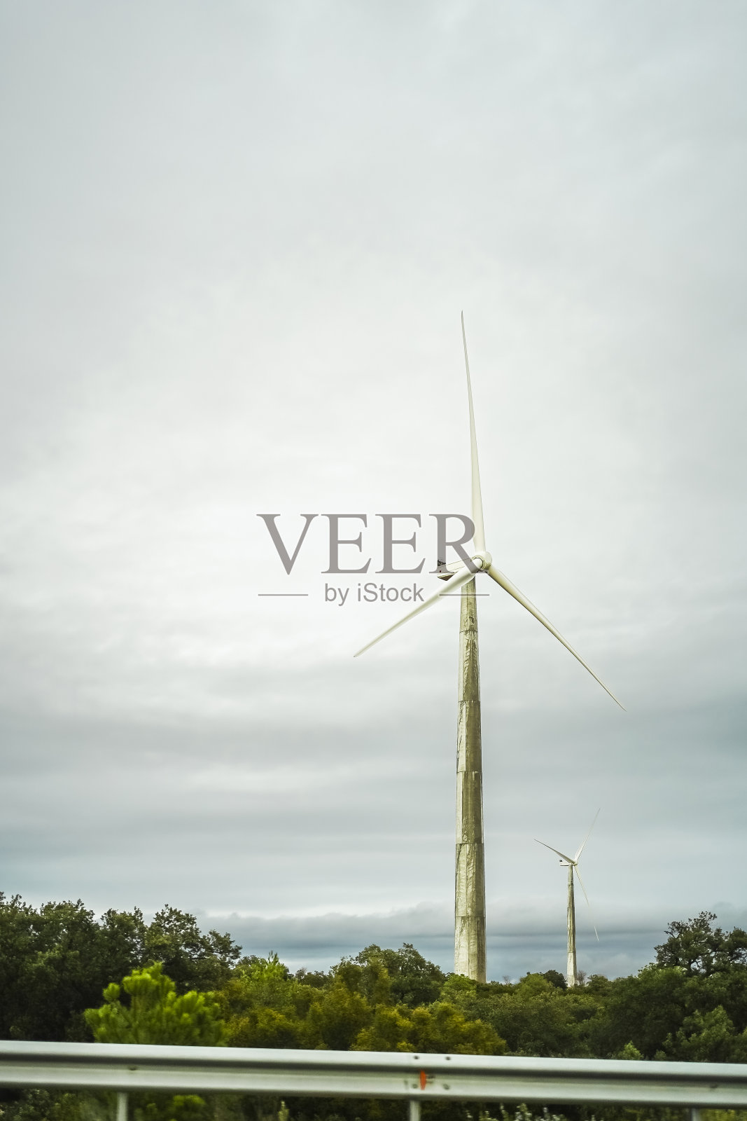 一个单独的风力涡轮机照片摄影图片