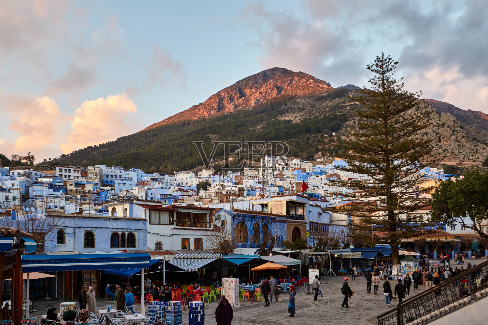 日落时分,从摩洛哥舍夫沙万的埃尔哈马姆广场眺望照片摄影图片