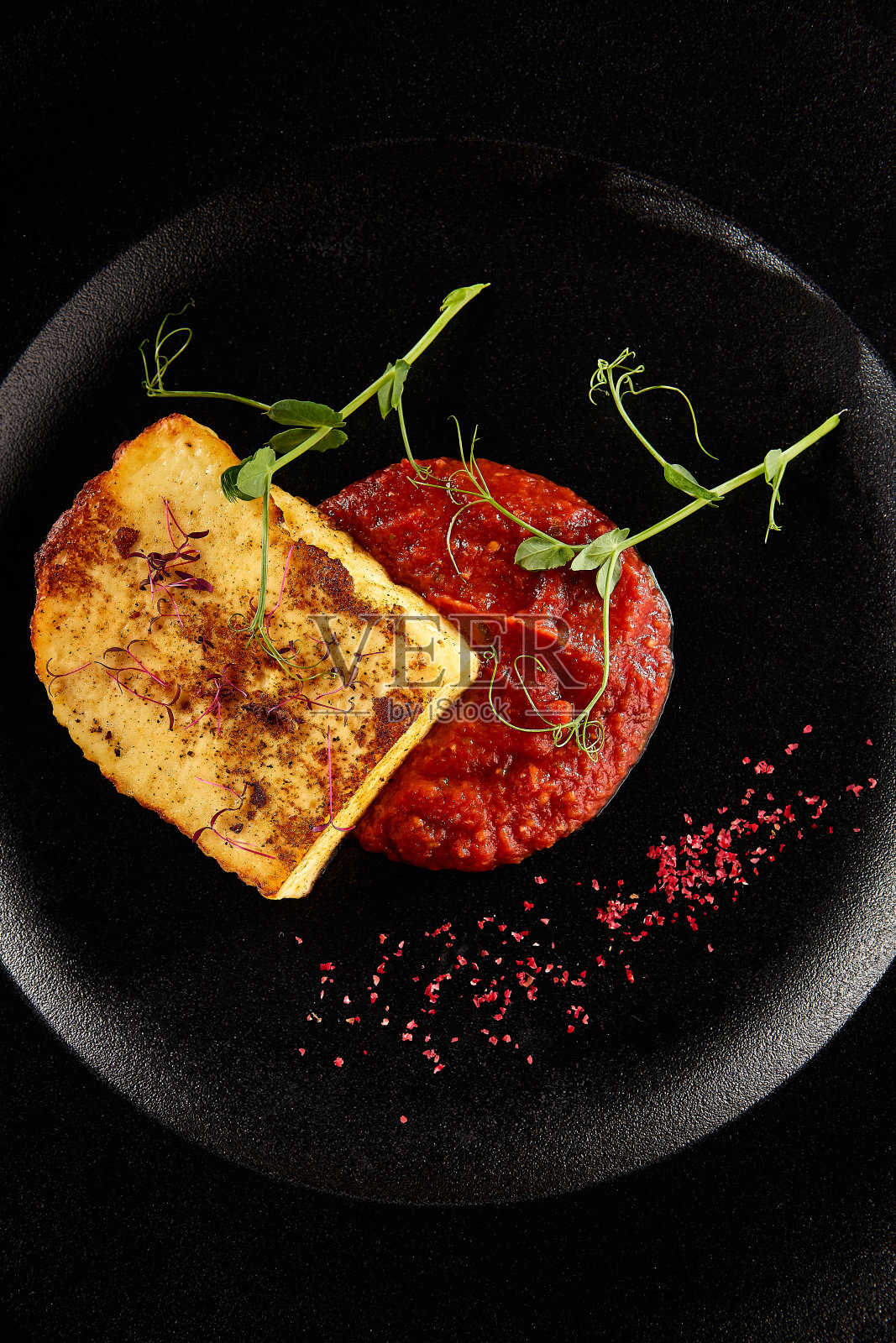 黑盘烤奶酪配浆果酱(俯视)照片摄影图片