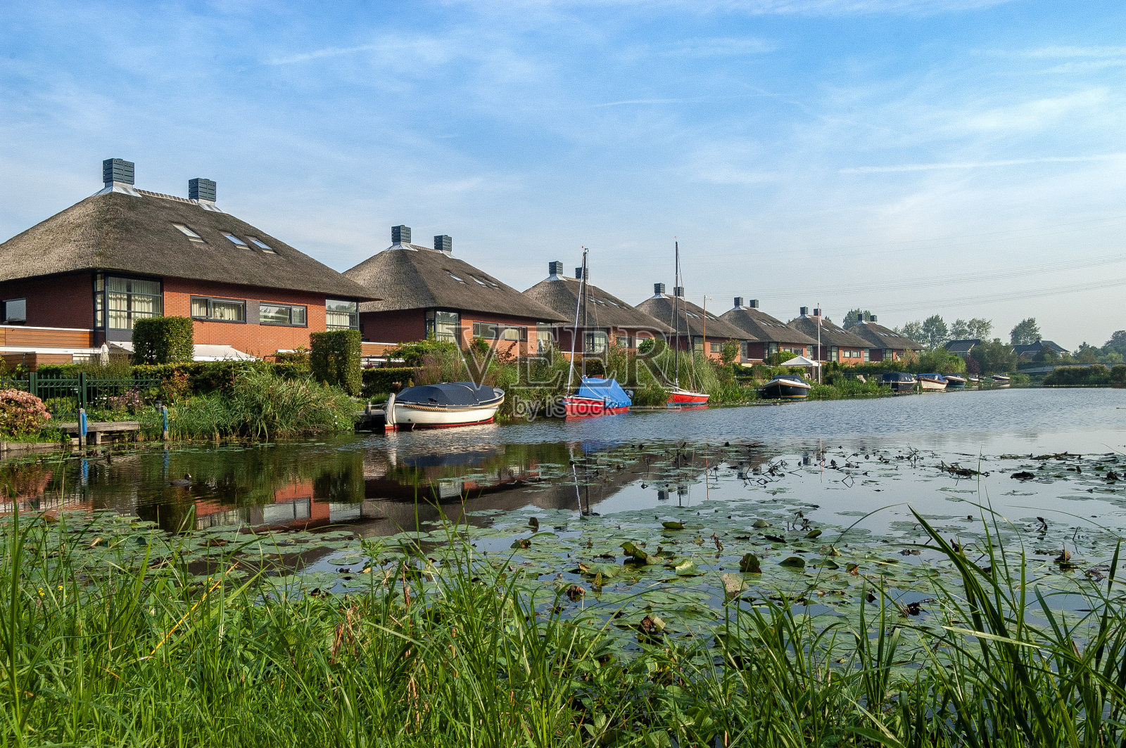 典型的荷兰半独立式房屋。照片摄影图片