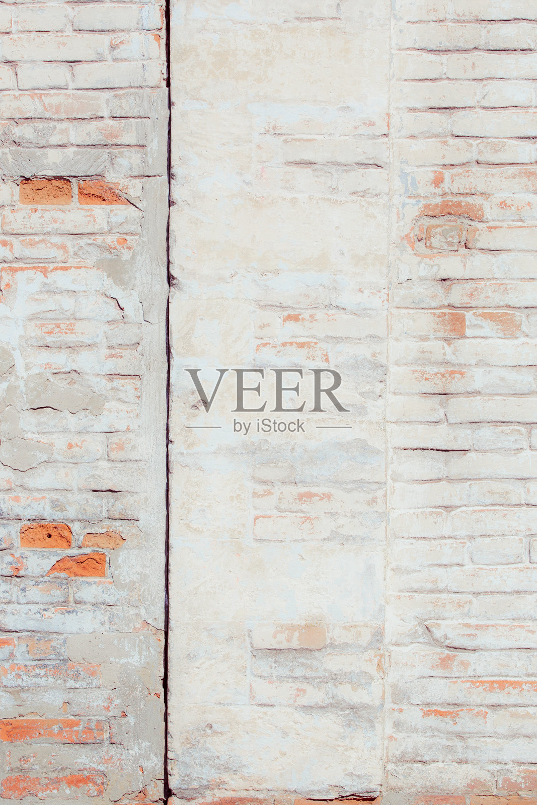 墙由红砖制成,局部涂成白色。用白色的灰泥覆盖。照片摄影图片