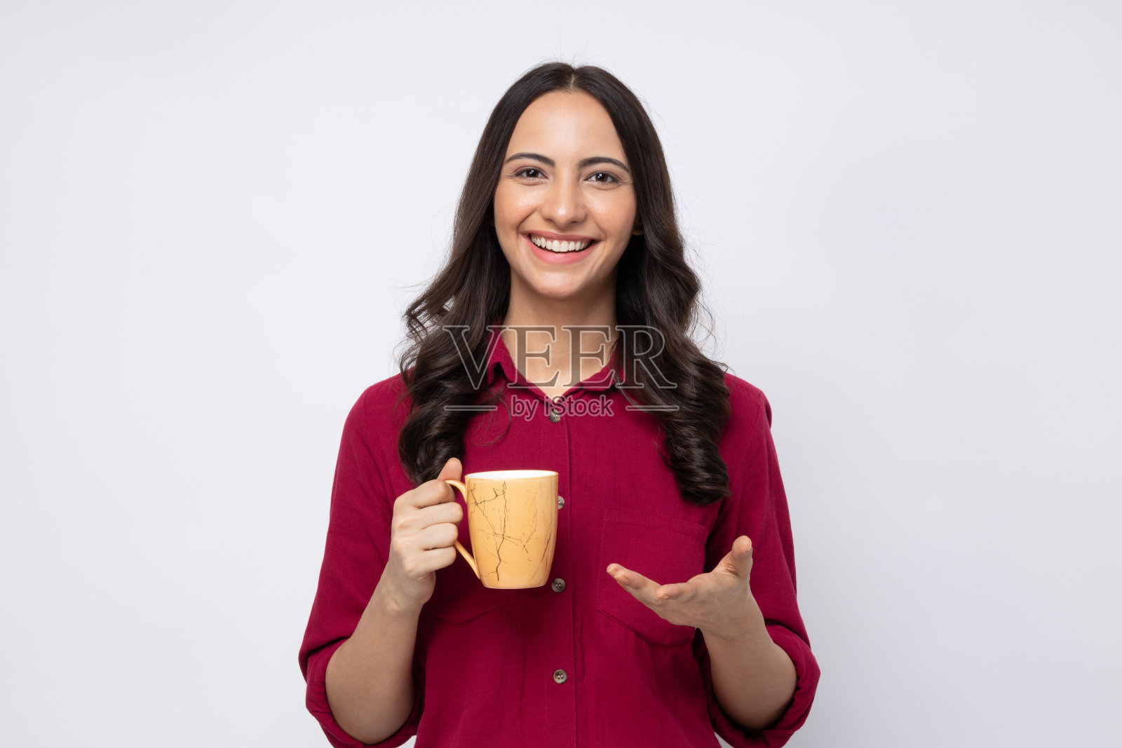 年轻女子的肖像喝热咖啡在白色背景股票照片照片摄影图片