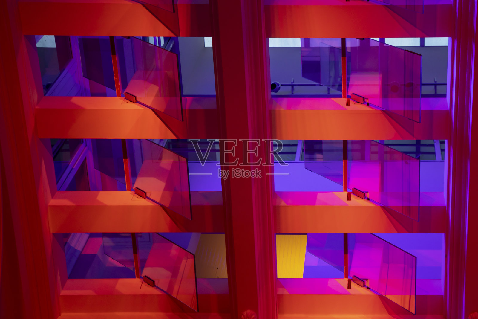 反射红光的玻璃板照片摄影图片