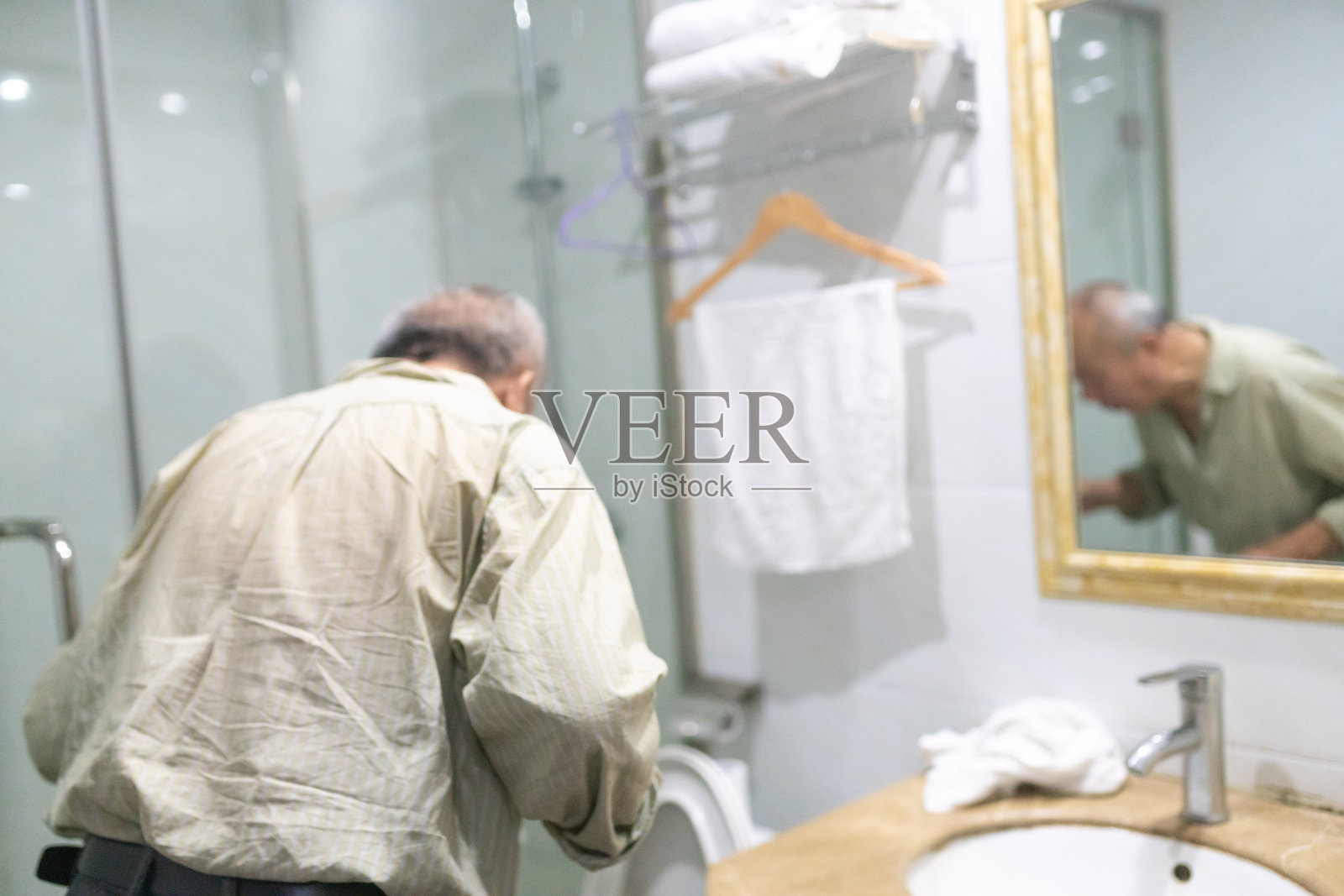 老人在浴室洗牙照片摄影图片