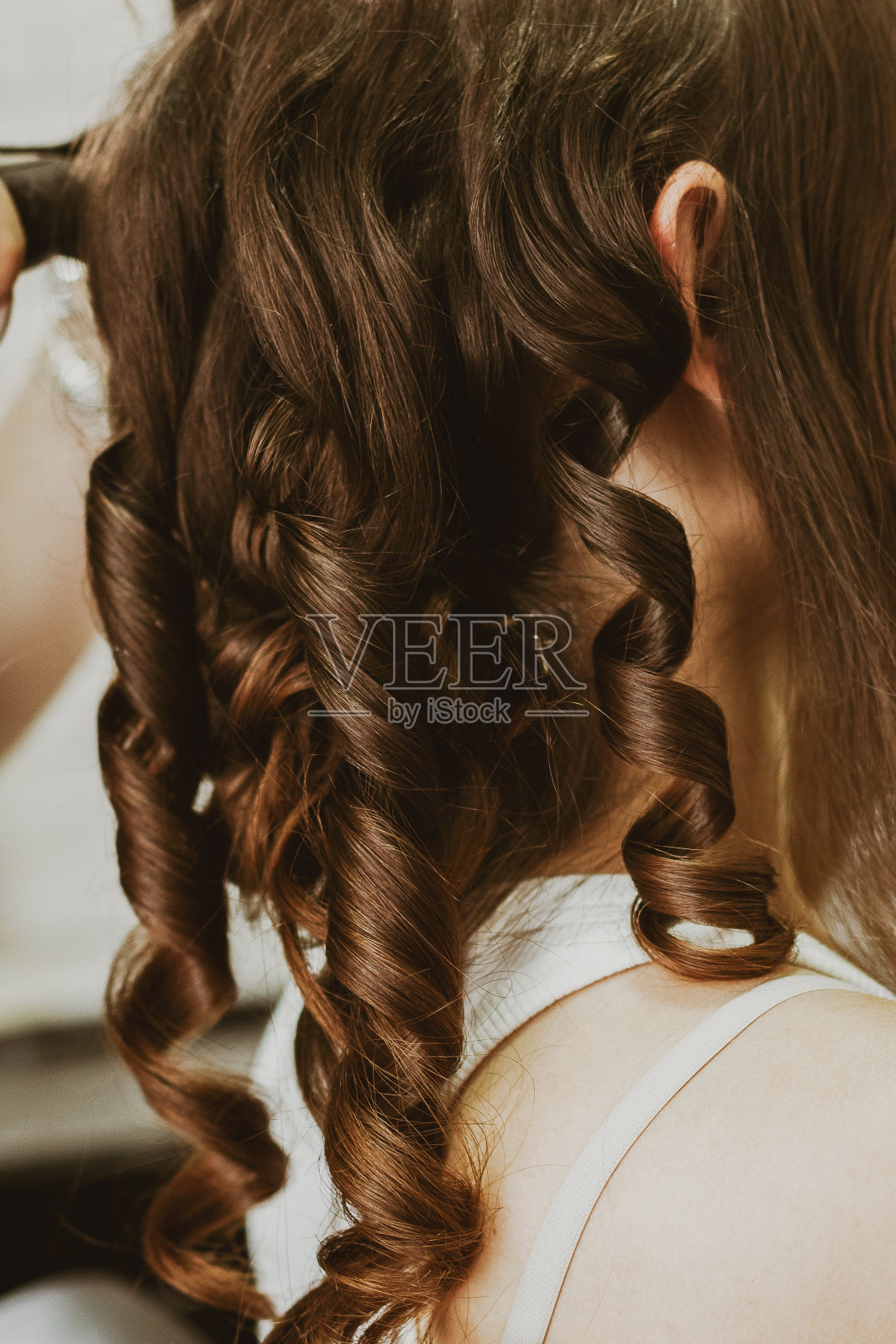 一个年轻女孩在理发店的肖像。照片摄影图片