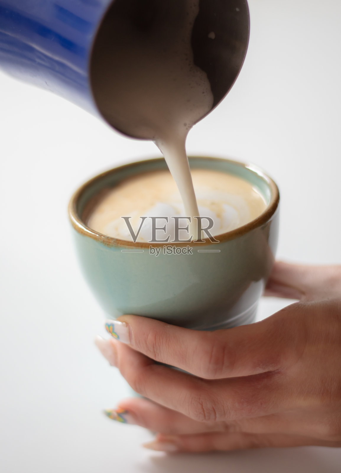 一位女士正在煮拿铁。照片摄影图片