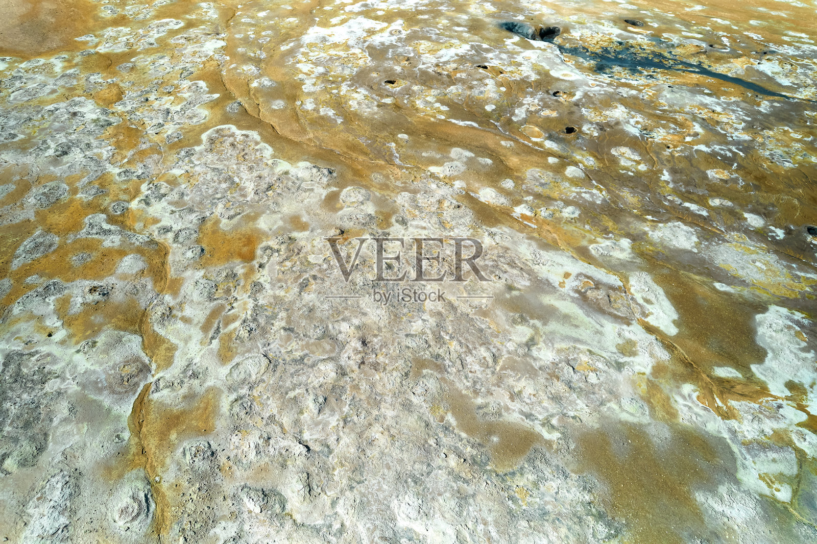 Hverir,冰岛。这是Namafjall山脚下的一个超现实的、赤褐色的地热区。到处都是喷气孔,泥池,蒸汽喷口。在1号公路上。它也被称为Namaskard Hverir。照片摄影图片