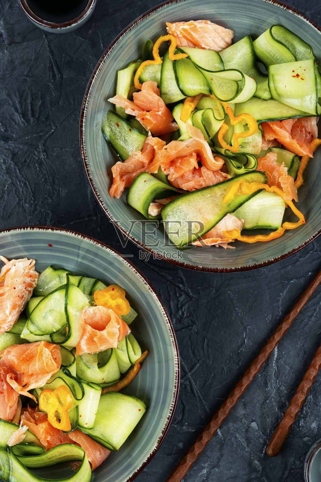 生酮沙拉配三文鱼和黄瓜。照片摄影图片