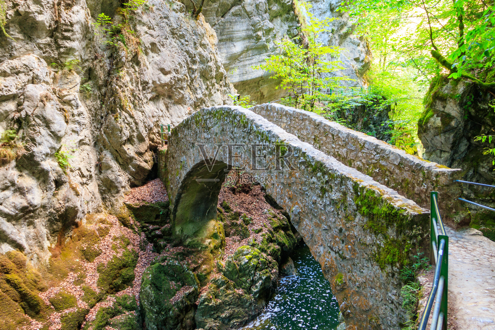 古老的小石桥,横跨在瑞士阿雷泽峡谷的河流上照片摄影图片
