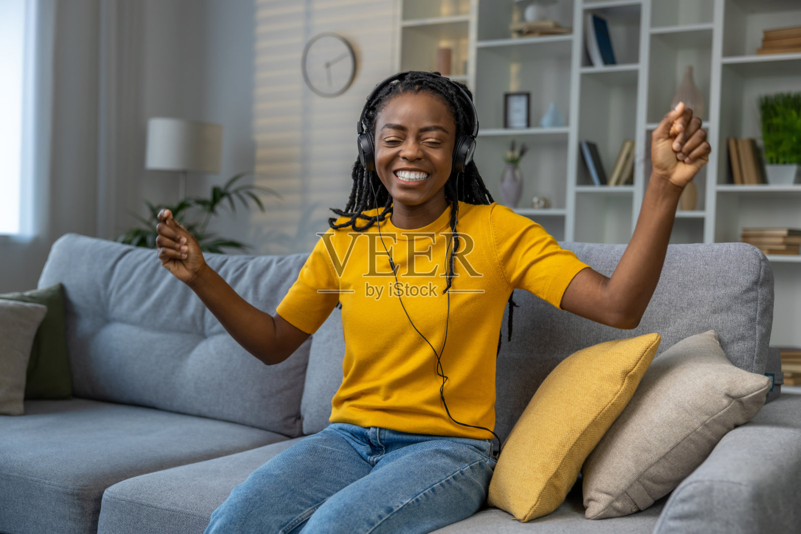 微笑的可爱的年轻女子花时间在家里,看起来很开心照片摄影图片