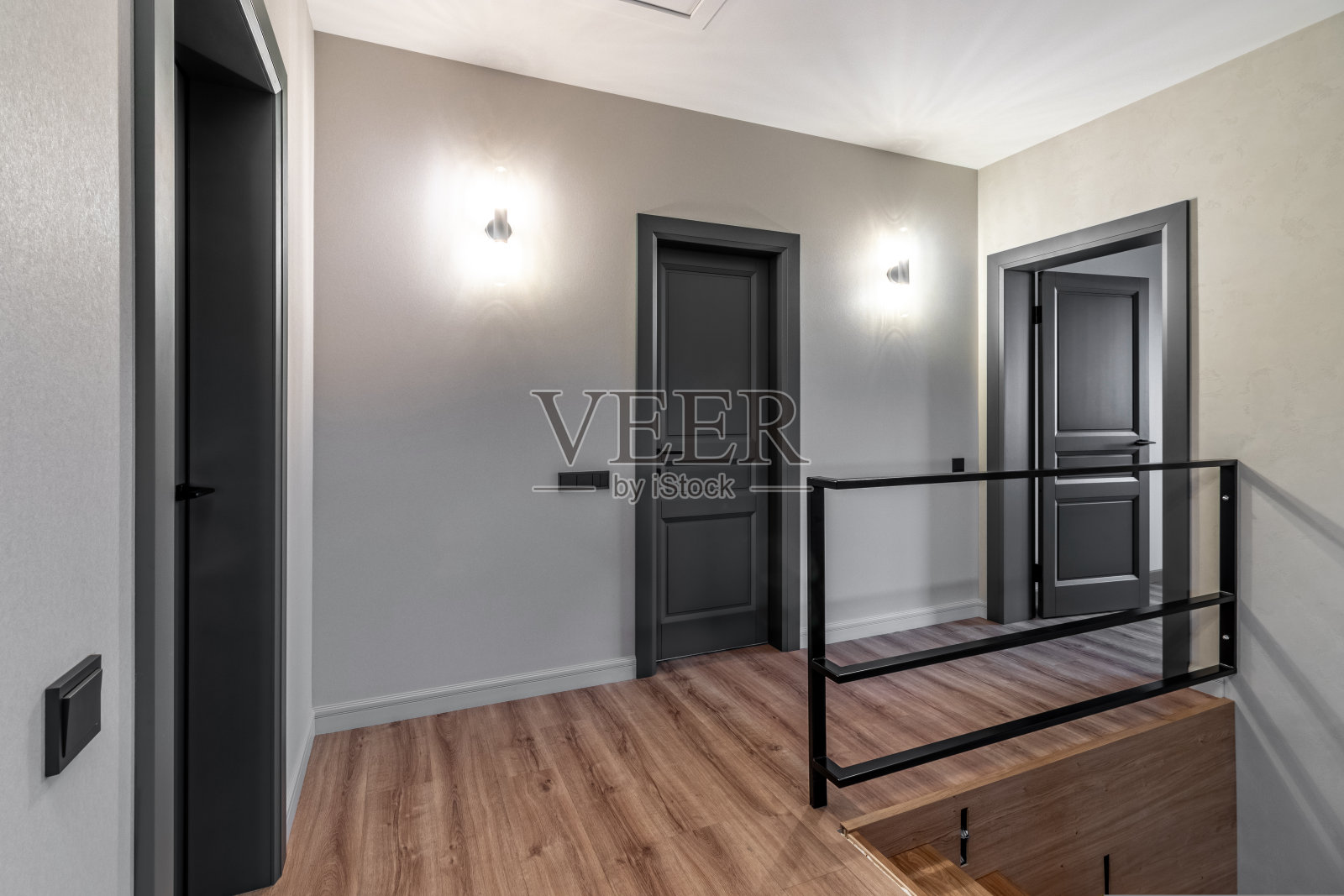 一间私人住宅的黑色内门半开着照片摄影图片