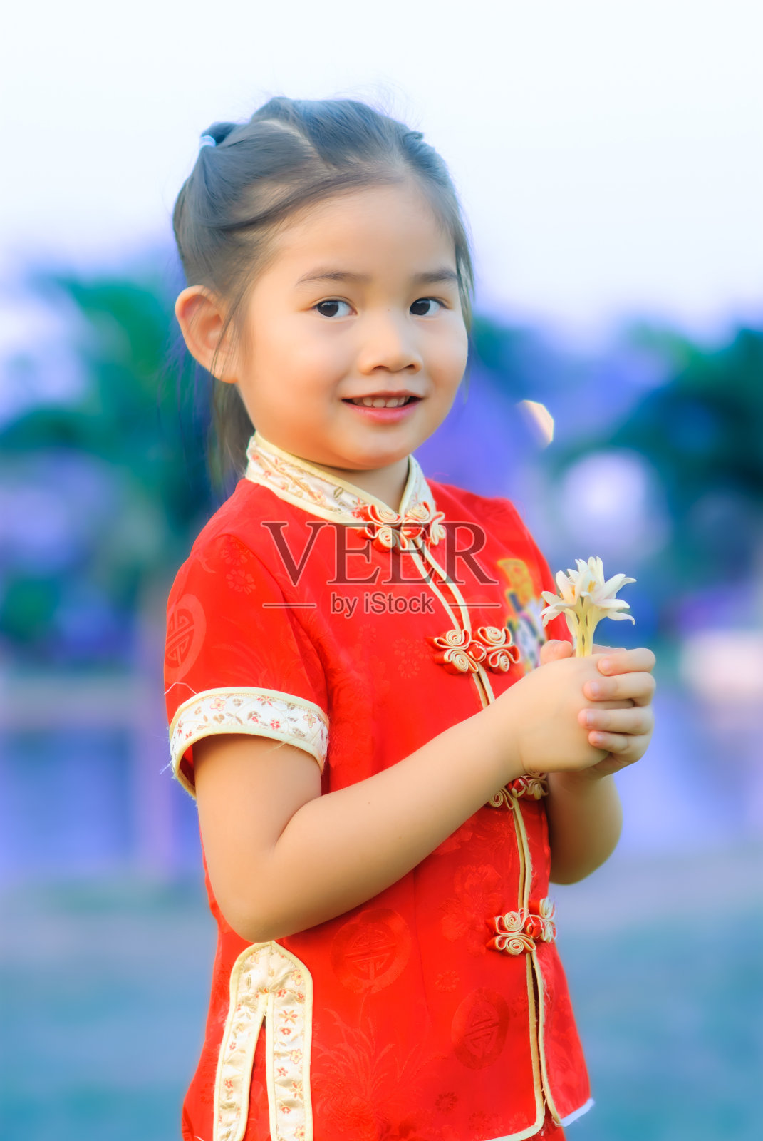 穿着中国传统服装的亚洲小女孩照片摄影图片