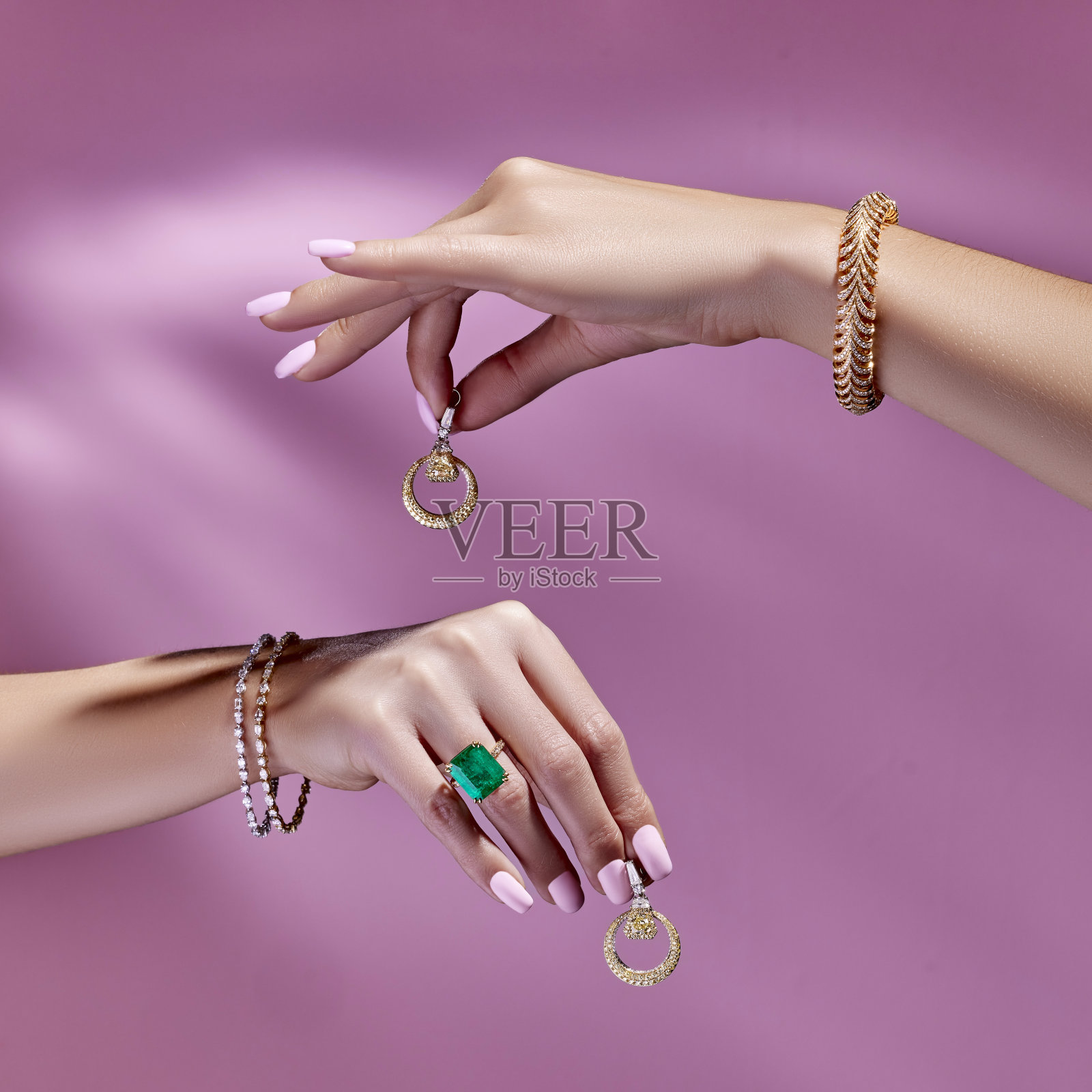 采购产品手握戒指和手镯-优雅的配件,每一个场合照片摄影图片
