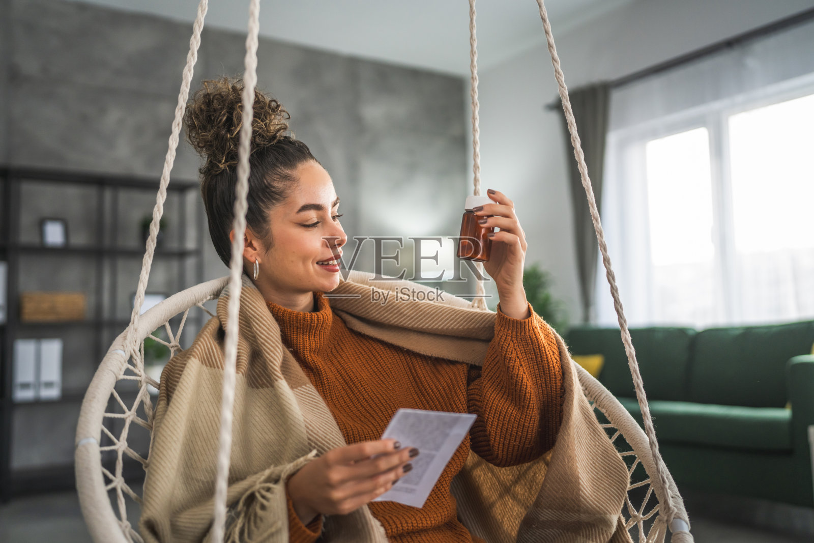 妇女拿着药品维生素补充瓶药丸读标签照片摄影图片