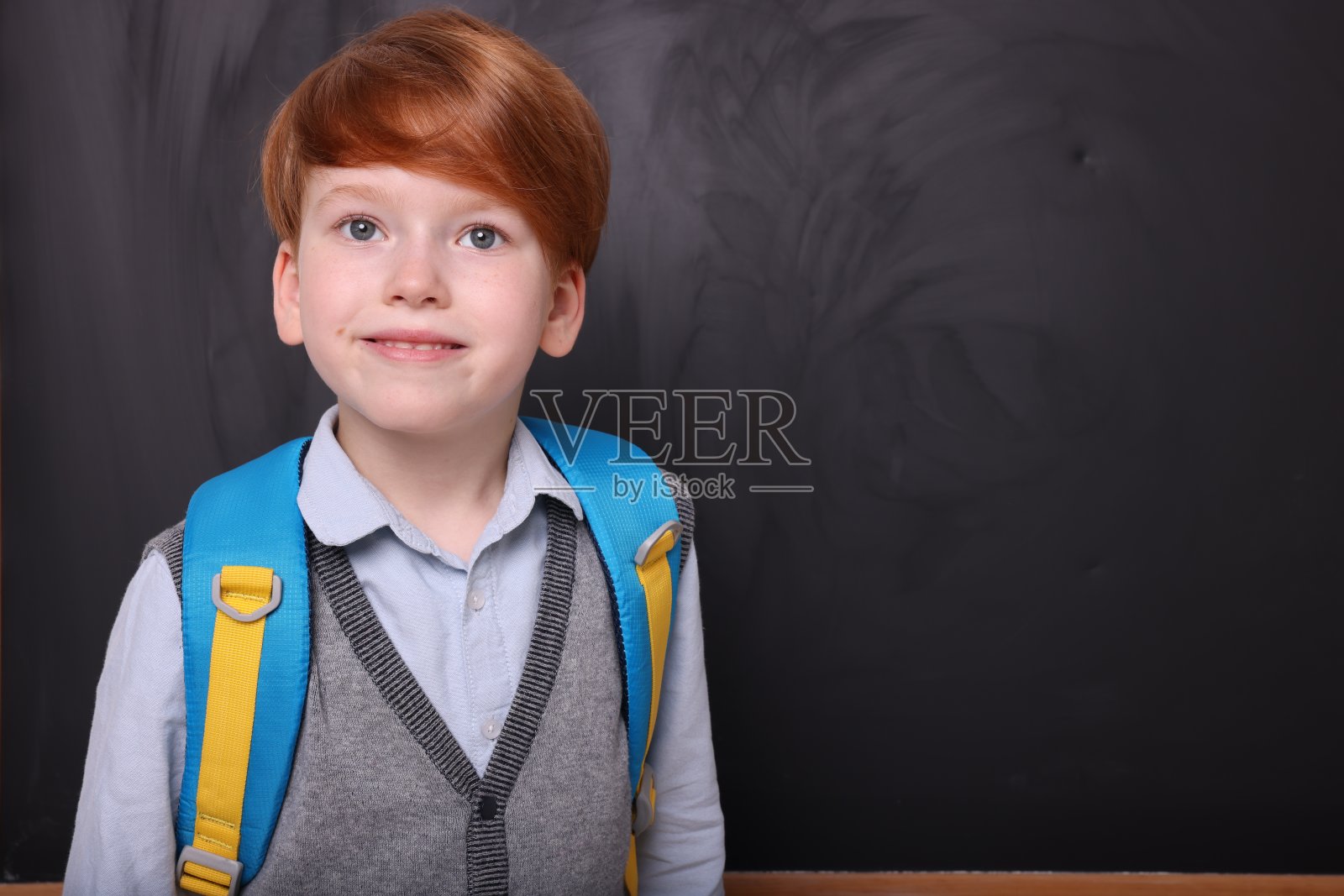 黑板旁微笑的男生。文本空间照片摄影图片