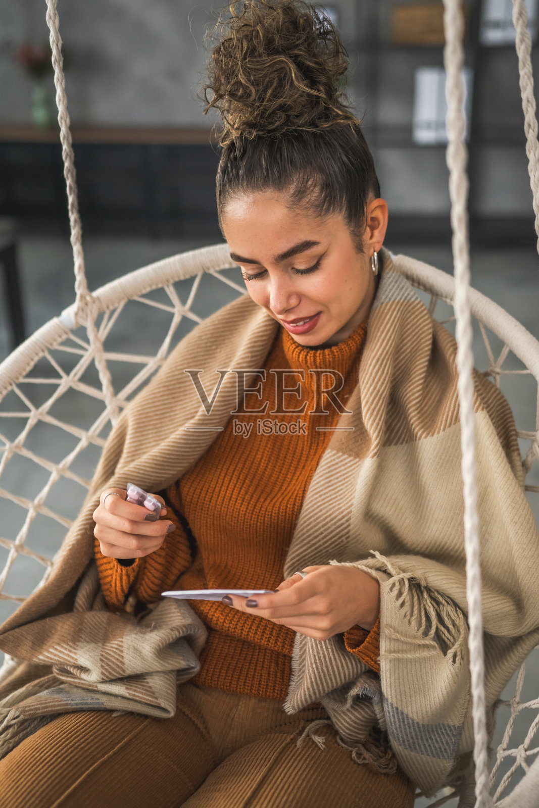 妇女拿着药品维生素补充瓶药丸读标签照片摄影图片