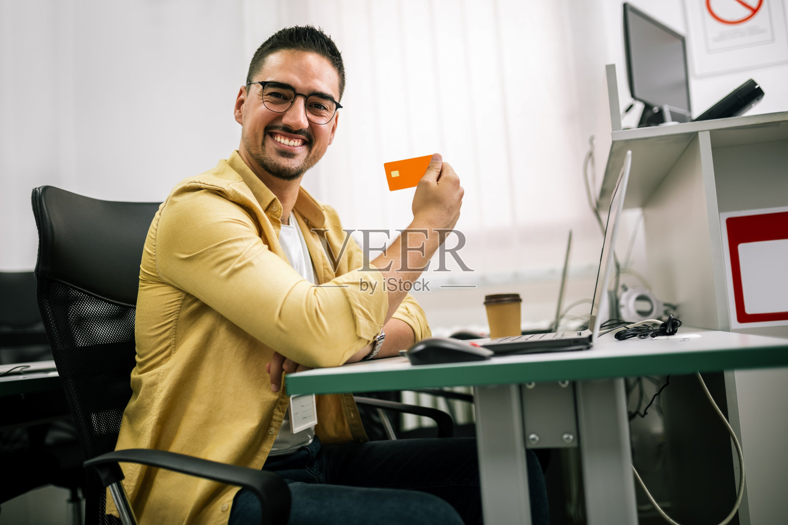 快乐、开朗、微笑的年轻成年男子在网上购物或网上购物照片摄影图片