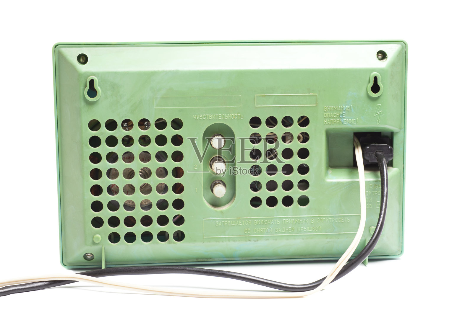 老式晶体管收音机。英文翻译:灵敏度,注意高电压(俄文铭文)。照片摄影图片