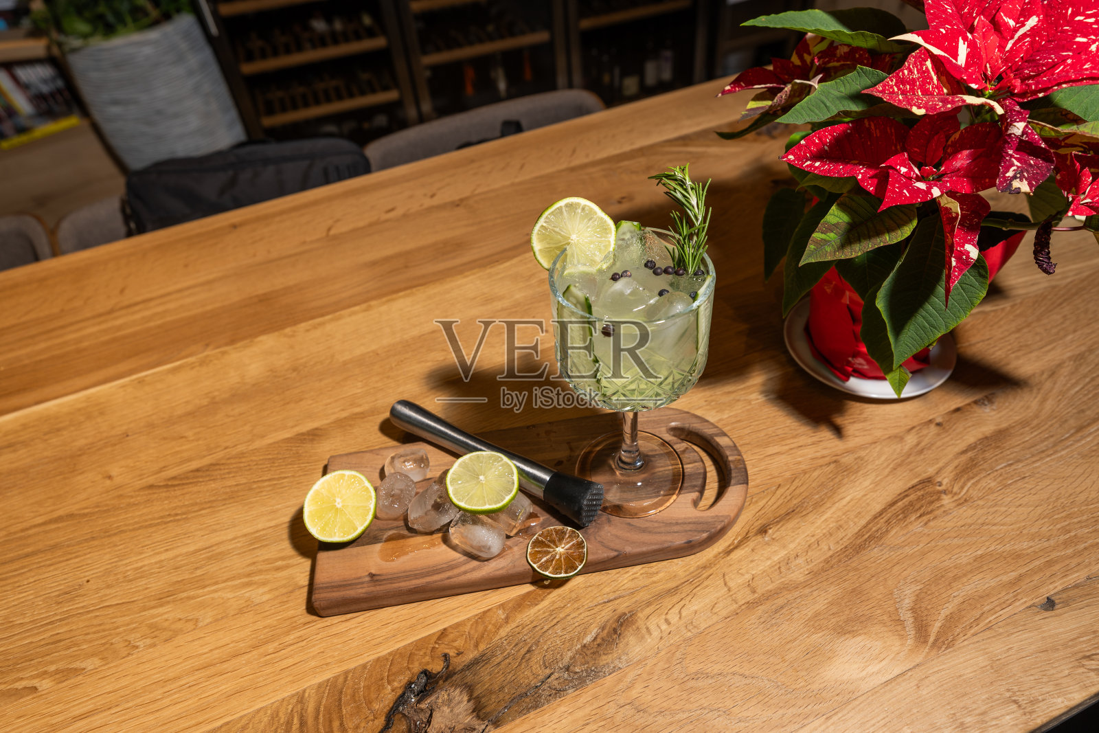 吧台上的鸡尾酒和配料照片摄影图片