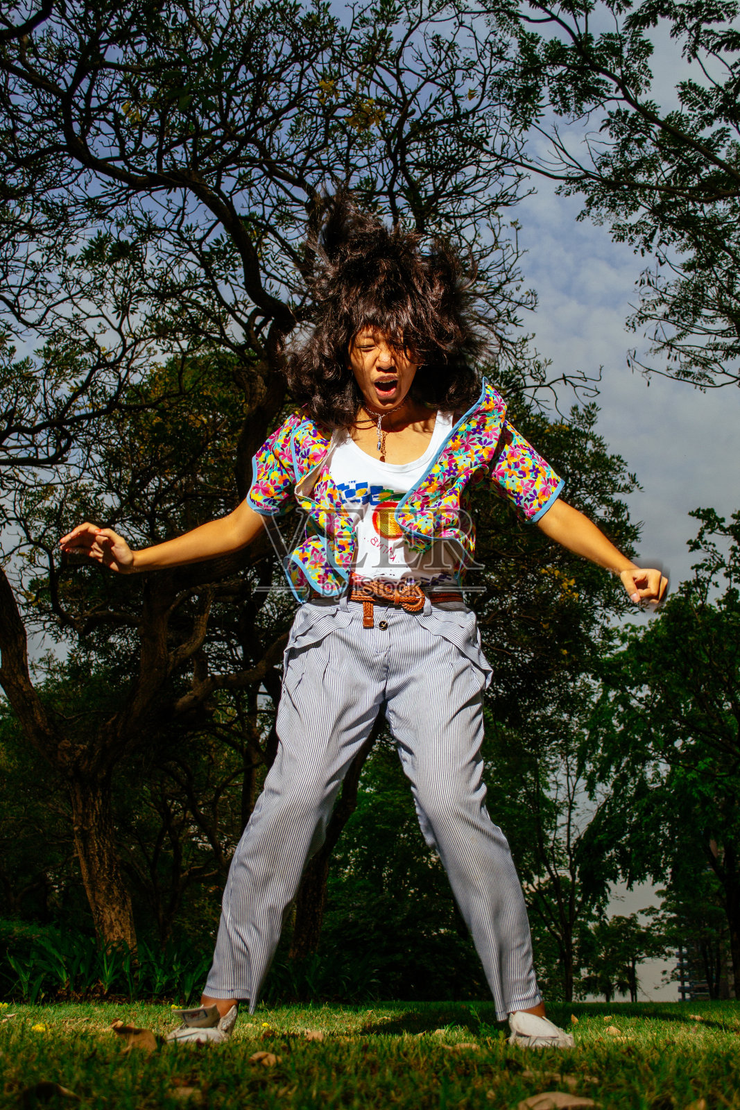 开朗的黑皮肤女人照片摄影图片