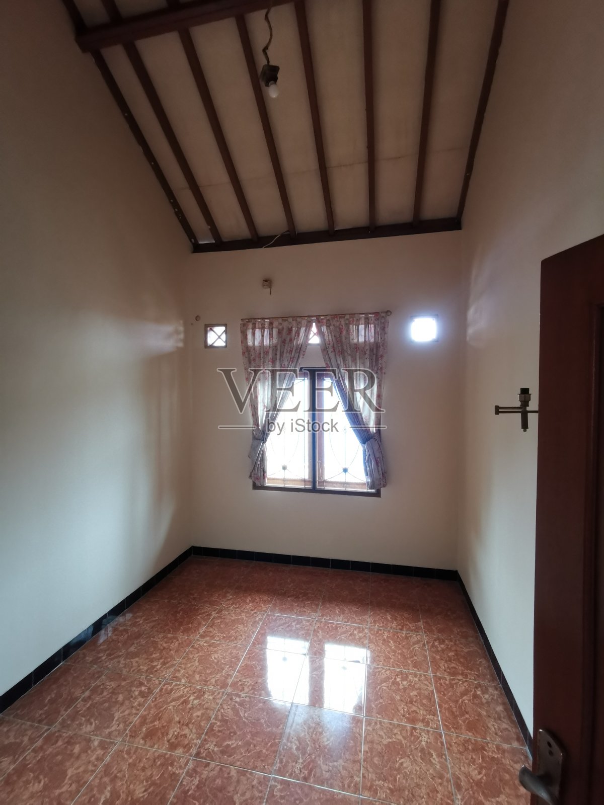 带窗户的空卧室照片摄影图片