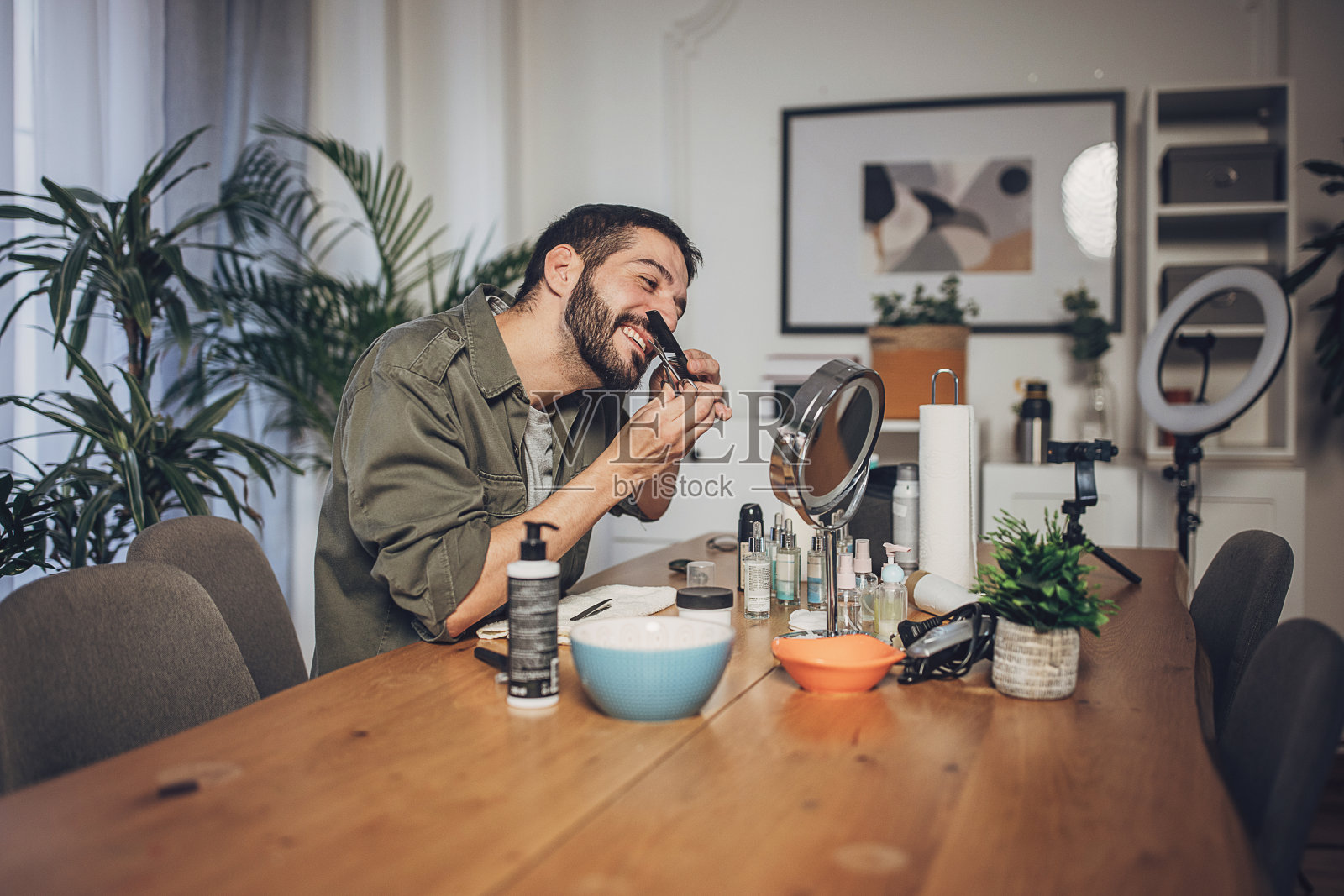 男子在家整理胡须照片摄影图片