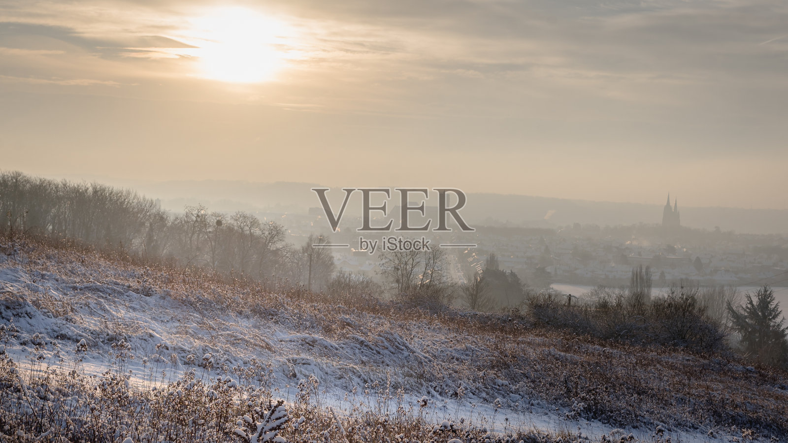 冬天的景色,白雪覆盖的田野和背景中的苏瓦松镇照片摄影图片