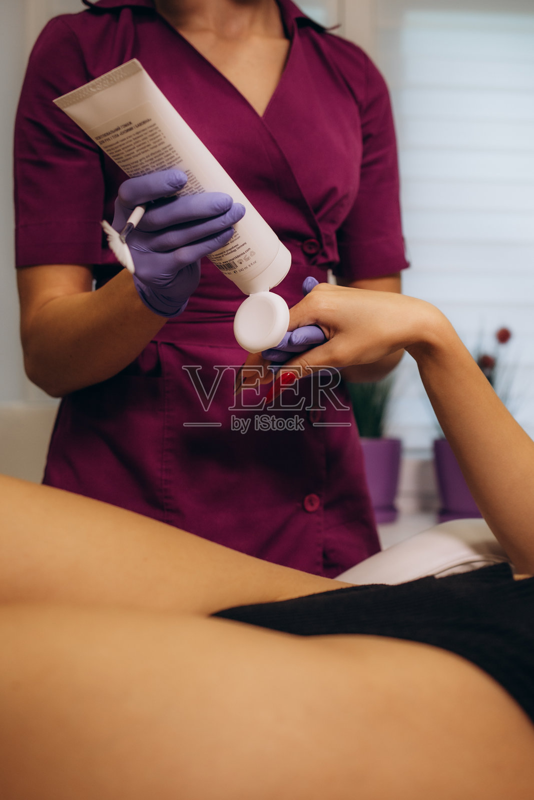 水疗及护理手部肌肤,女士涂抹有机保湿护手霜,体现手部护肤理念照片摄影图片