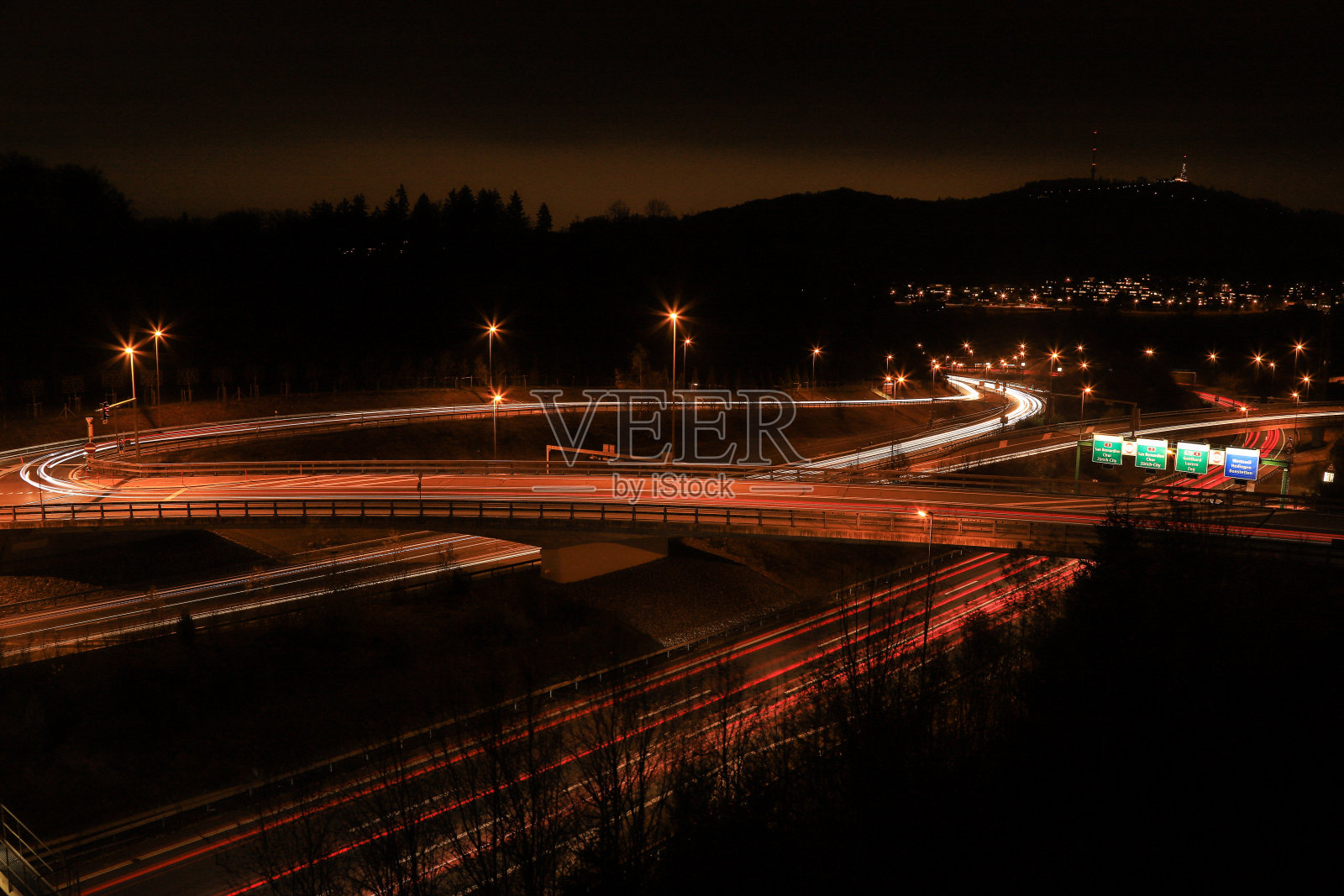 瑞士高速公路上汽车光迹的长曝光图像照片摄影图片