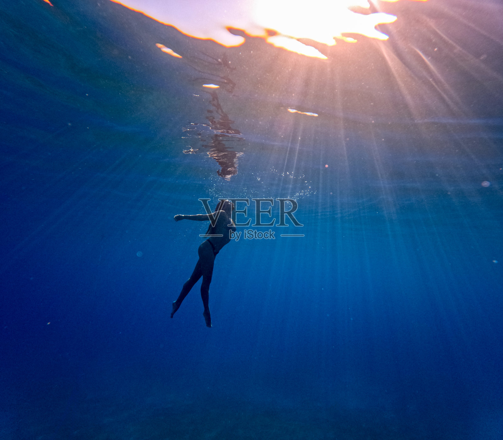 迷人的中年女性在海里潜水照片摄影图片