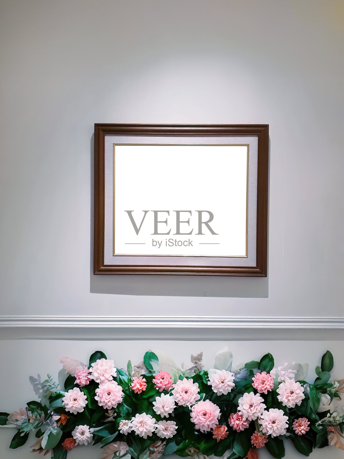 一个空的竖相框挂在白色的墙上,墙上的艺术模型,空白的空间框现代的室内风格,极简的剪贴路径照片摄影图片