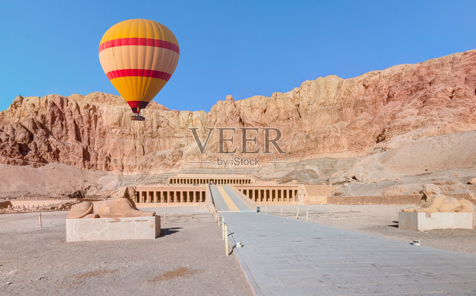 国王谷尼罗河西岸卢克索哈特谢普苏特神庙日出时的热气球照片摄影图片