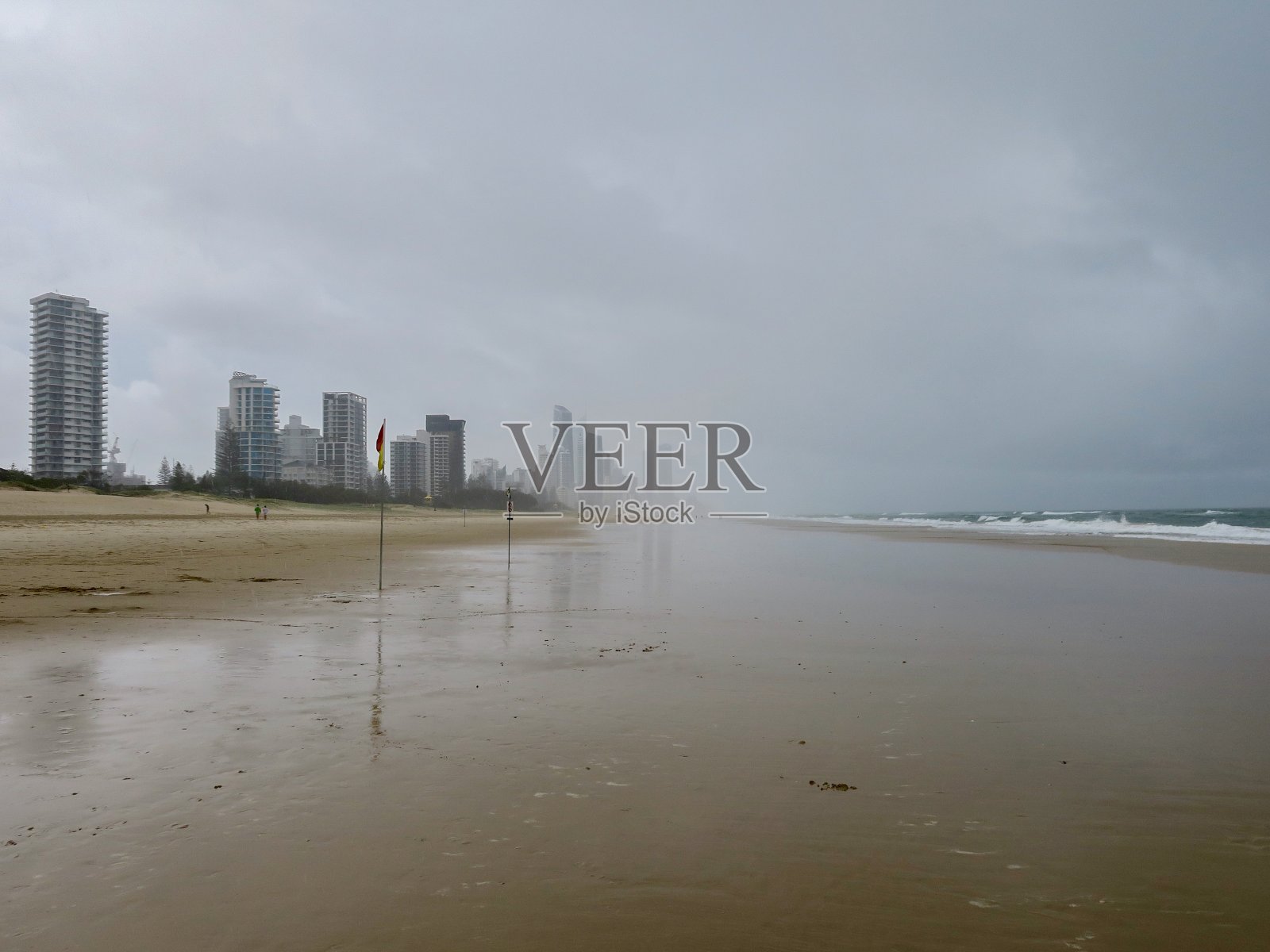 暴风雨的海滩照片摄影图片