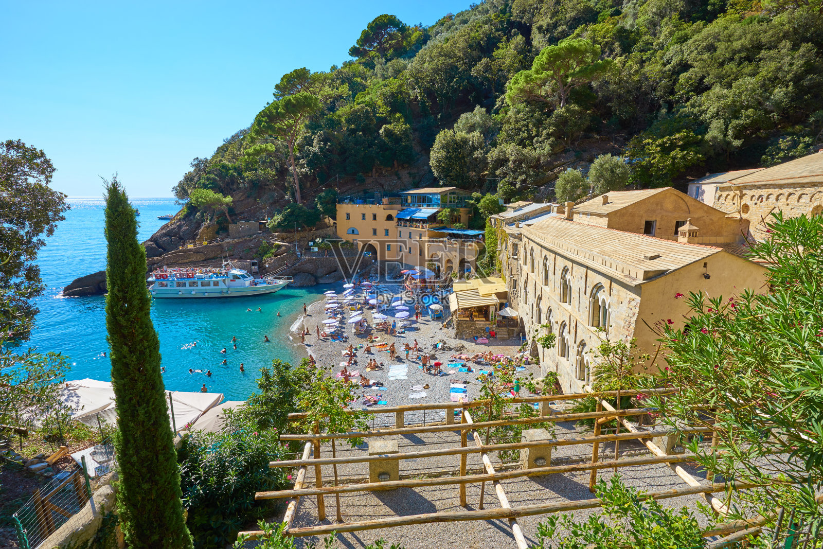 意大利利古里亚著名的“圣弗鲁图索”修道院的美丽海湾照片摄影图片