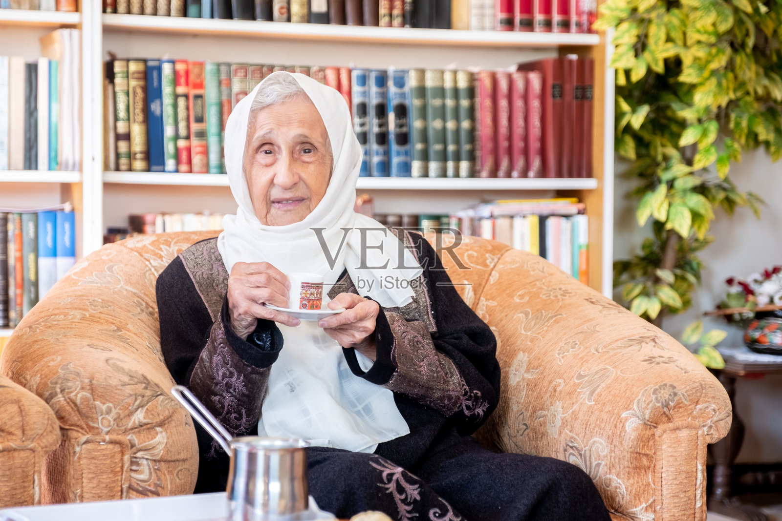 一家人庆祝开斋节并招待客人照片摄影图片