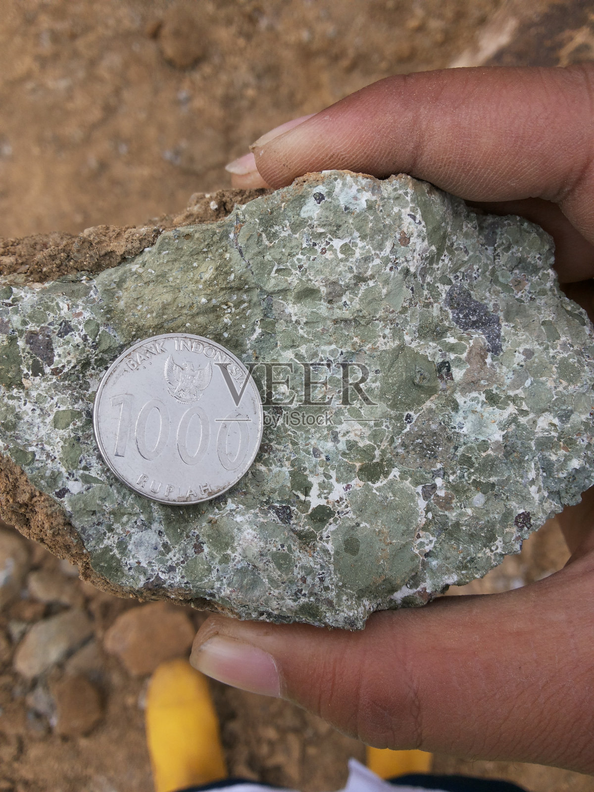 待描述位置的安山岩角砾岩蚀变样本照片摄影图片