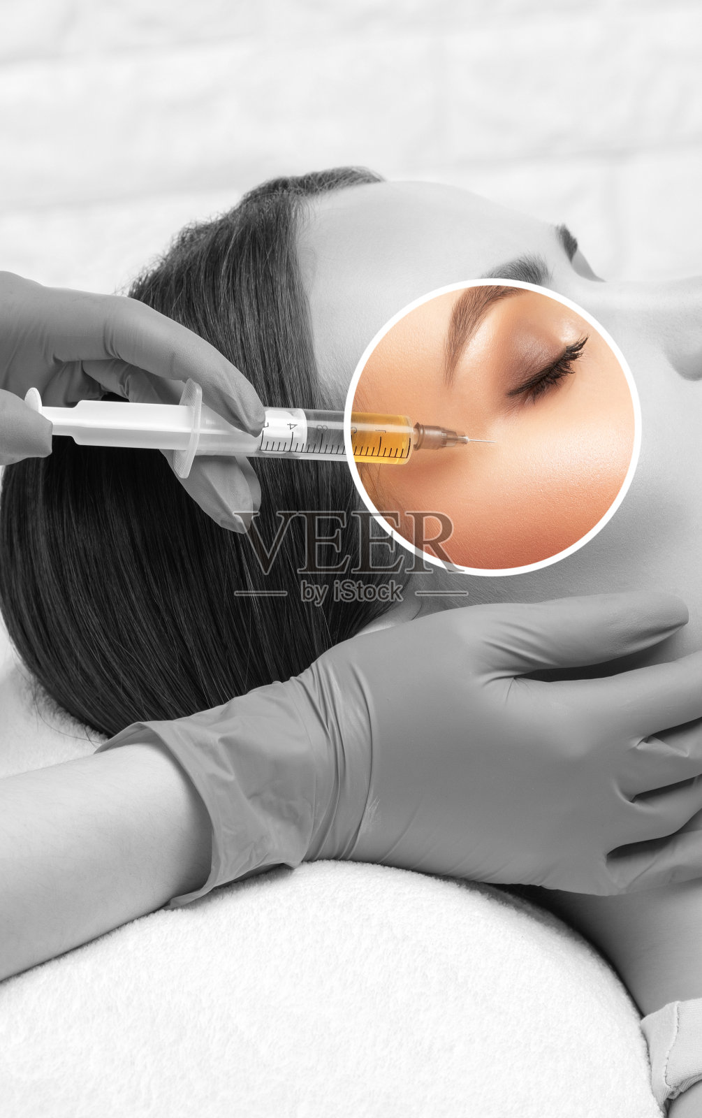 美容师在一个美丽的女人脸上注射抗皱剂。美容院的女性审美美容。照片摄影图片