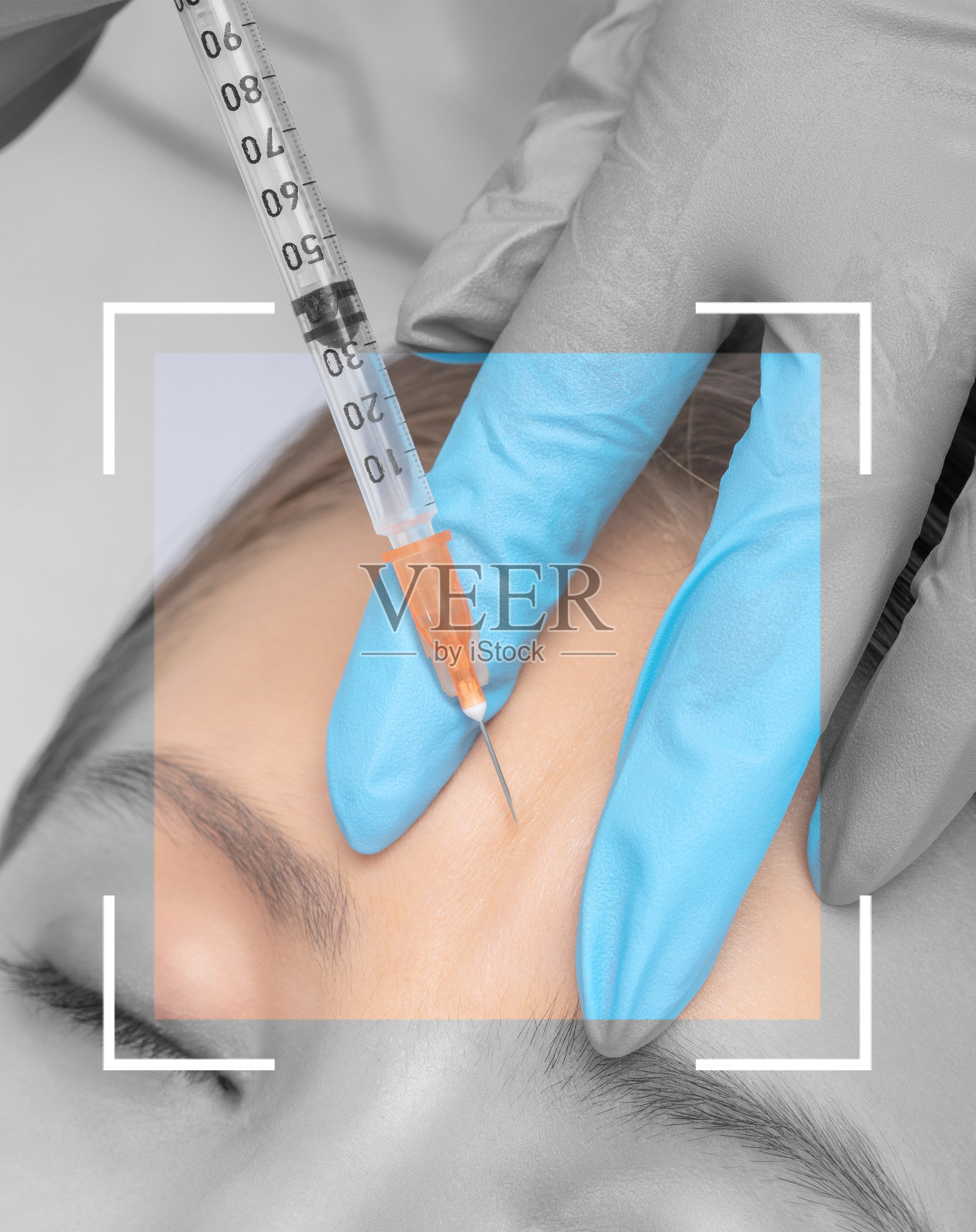 美容师在一个美丽的女人脸上注射抗皱剂。美容院的女性审美美容。照片摄影图片