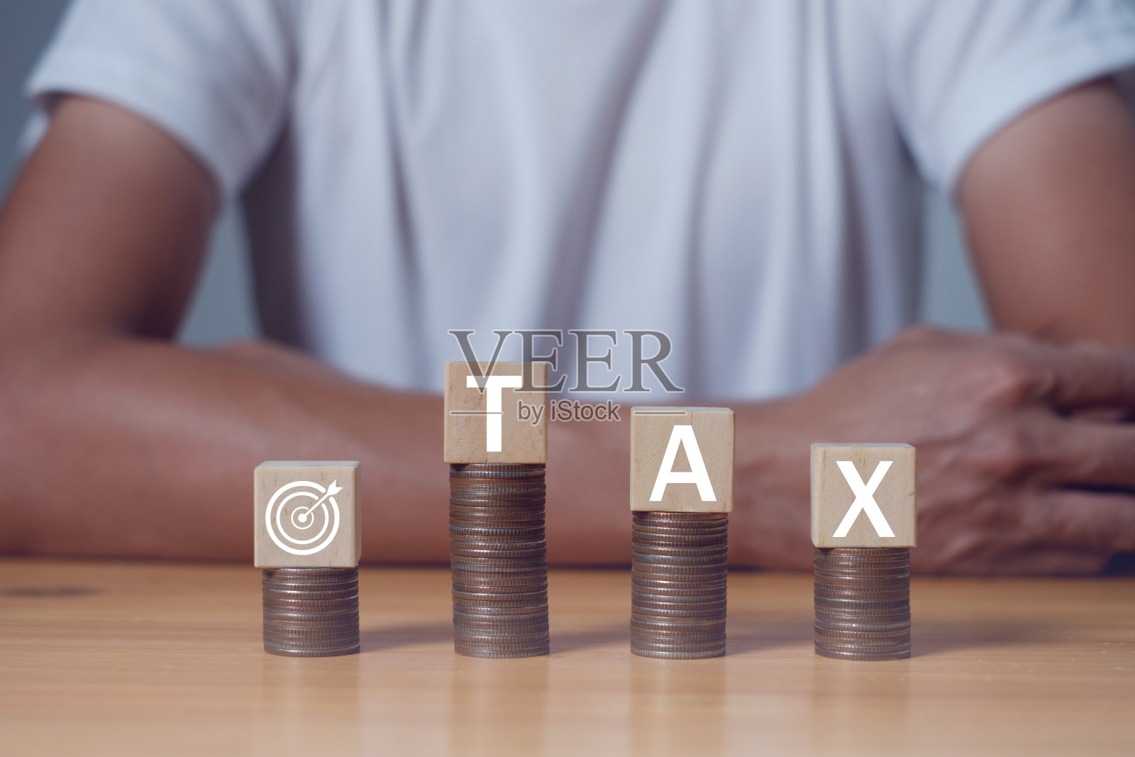 税收的概念。字税和叠硬币放在桌子上,纳税和减税规划。照片摄影图片