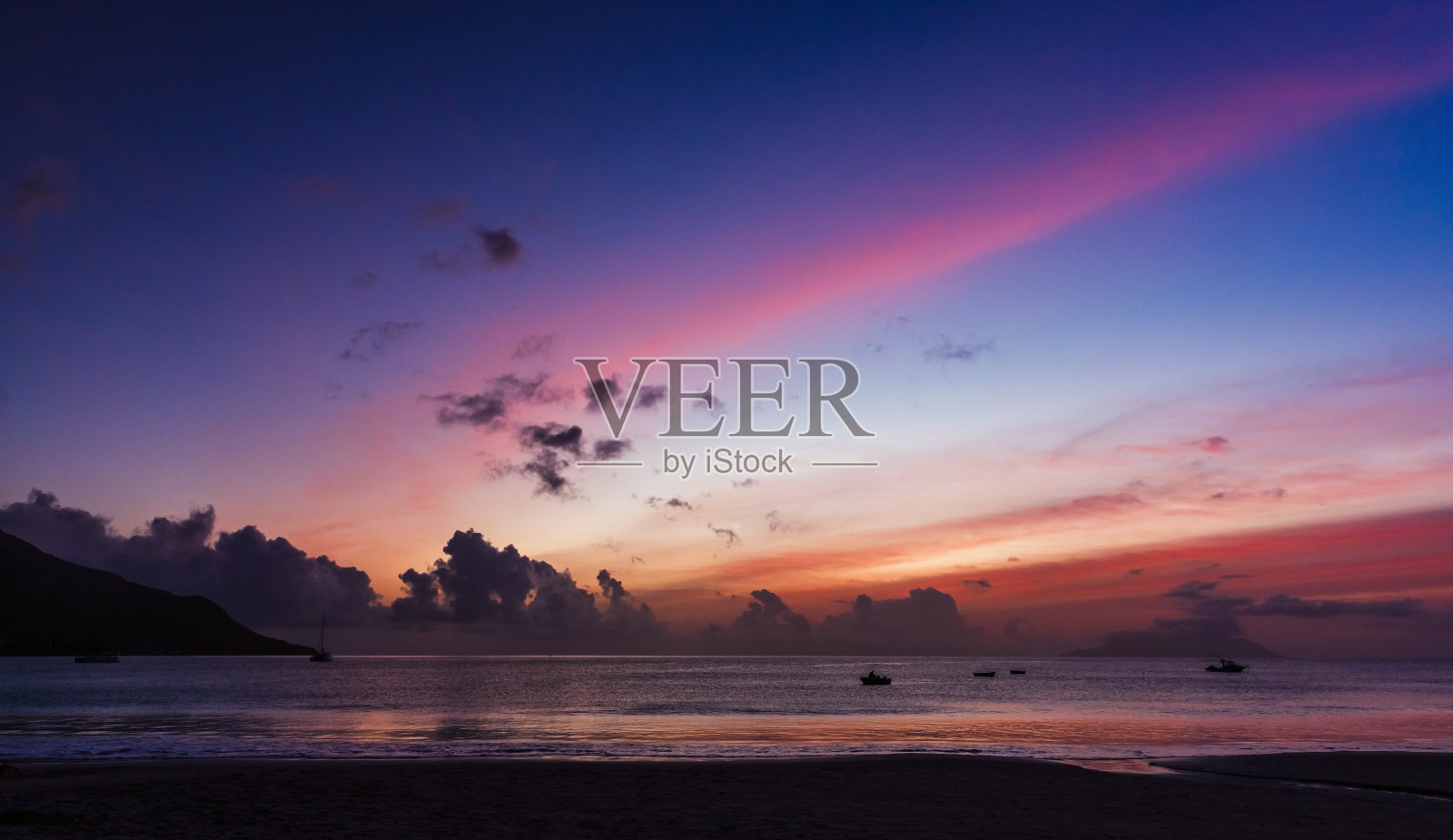 塞舌尔的风景,日落时色彩斑斓的天空下的海洋海岸水照片摄影图片