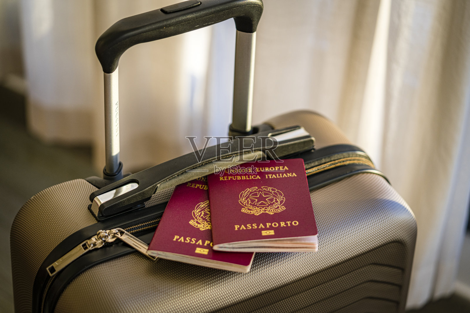 手提箱上的两本意大利护照特写照片摄影图片