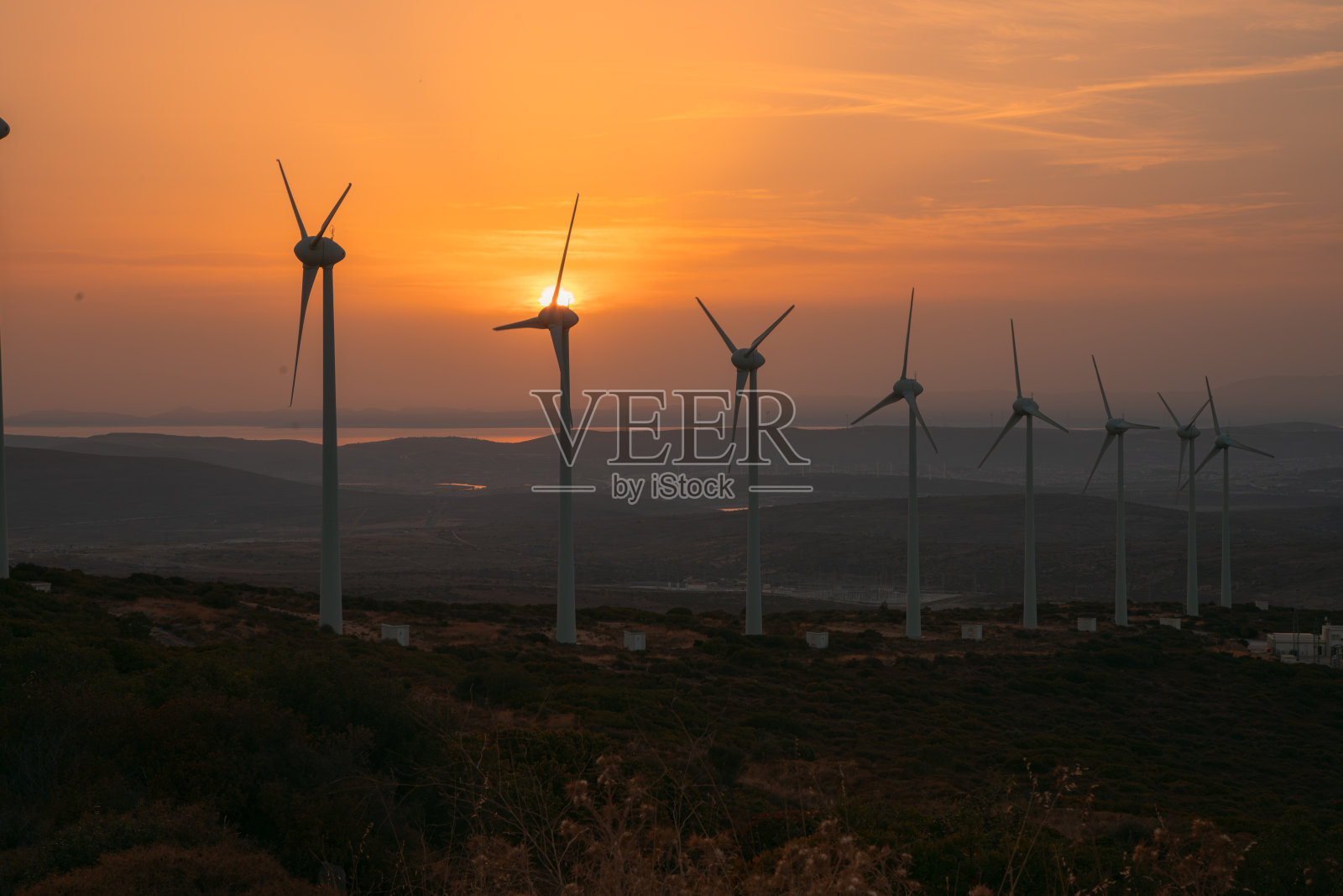 日落时分风车农场的美景照片摄影图片