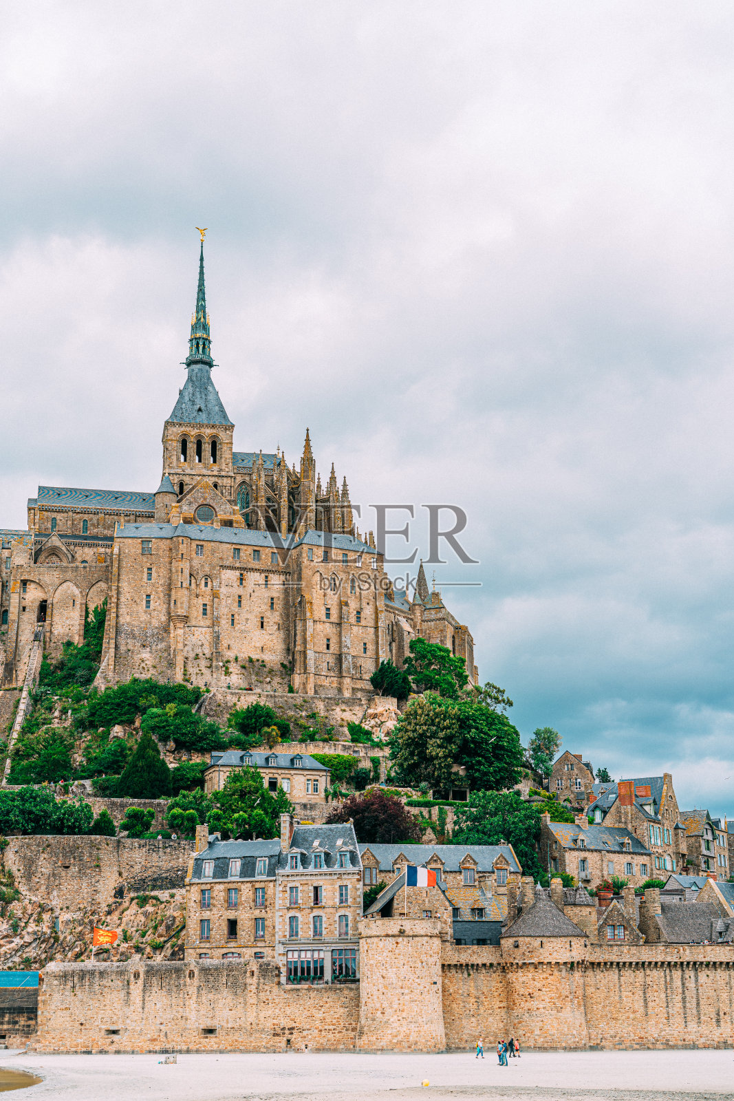 法国诺曼底圣米歇尔山的低角度景观照片摄影图片