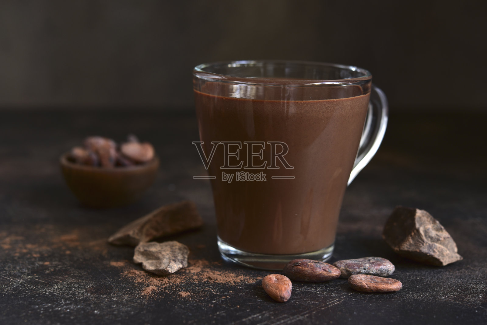 热巧克力加冬季香料。照片摄影图片